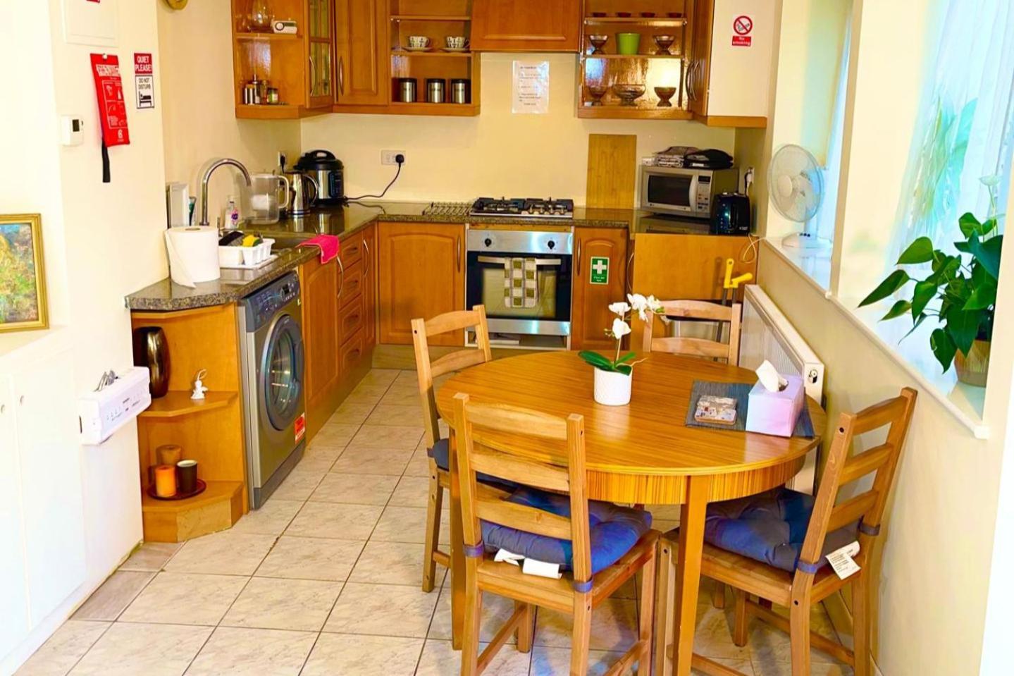 Apartment 1bf-sleeps4-freeparking-pets-wifi-