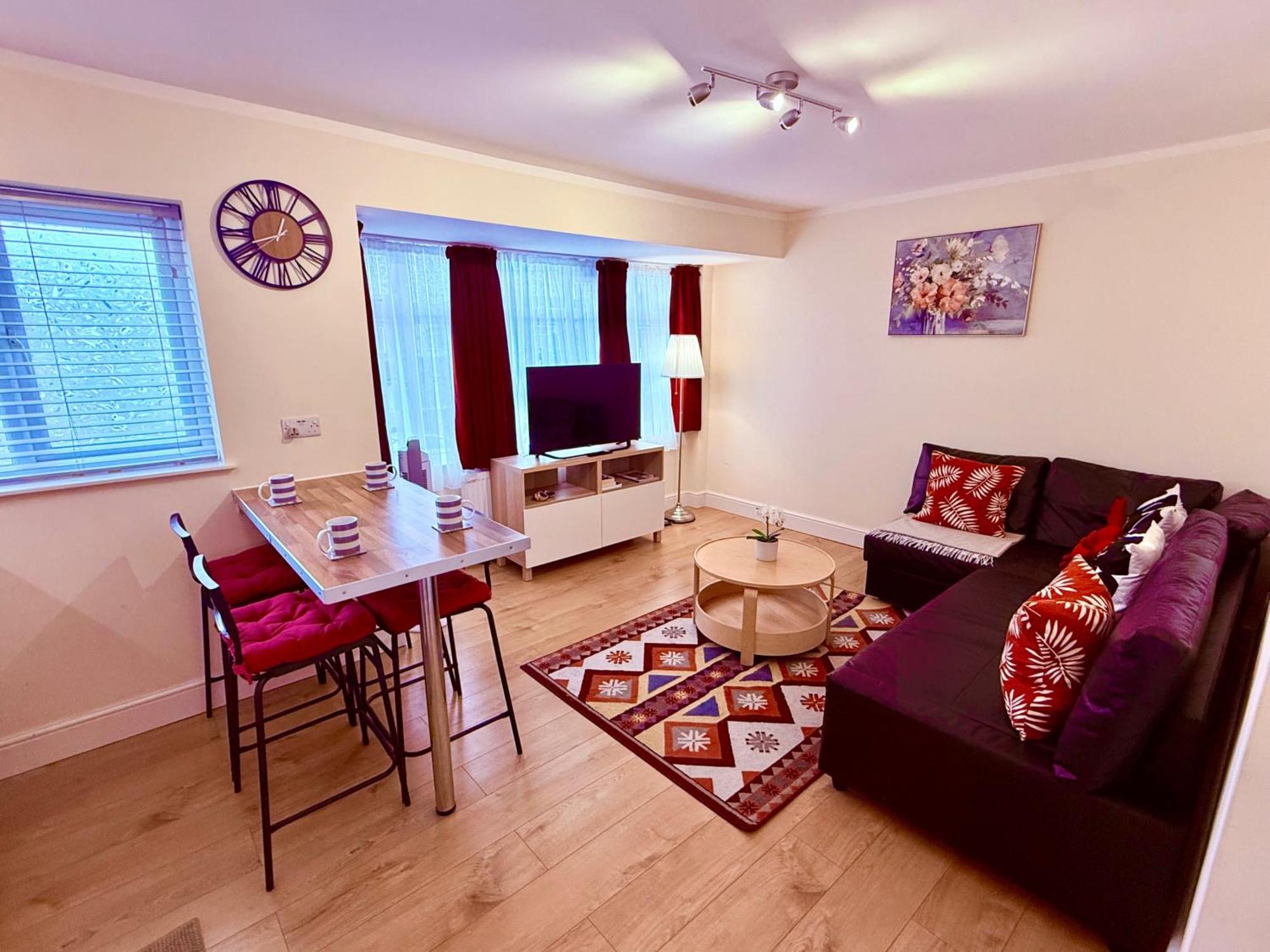 Apartment Sleeps4-freeparking-pets-wifi-london London