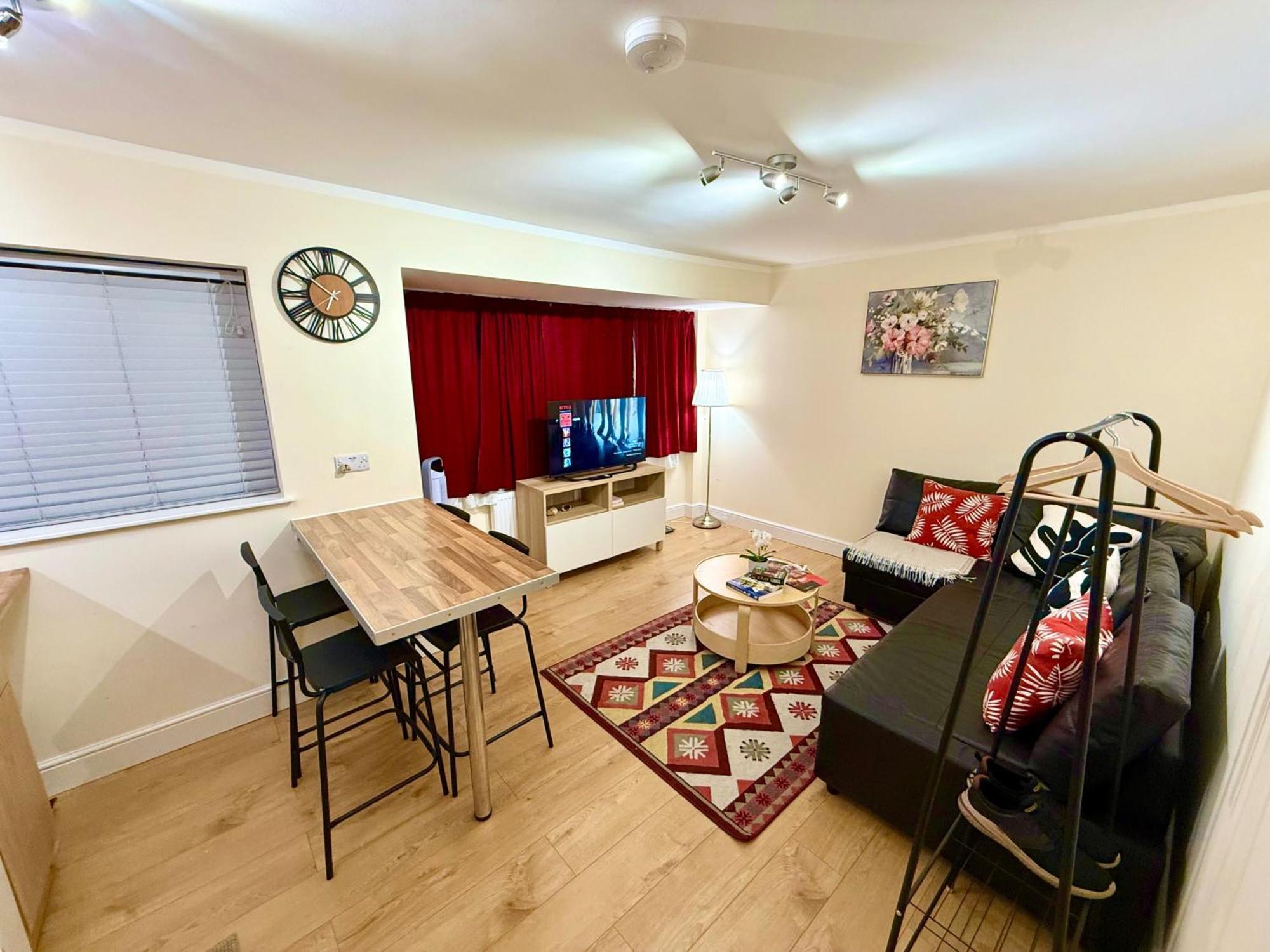 Sleeps4-freeparking-pets-wifi-london *