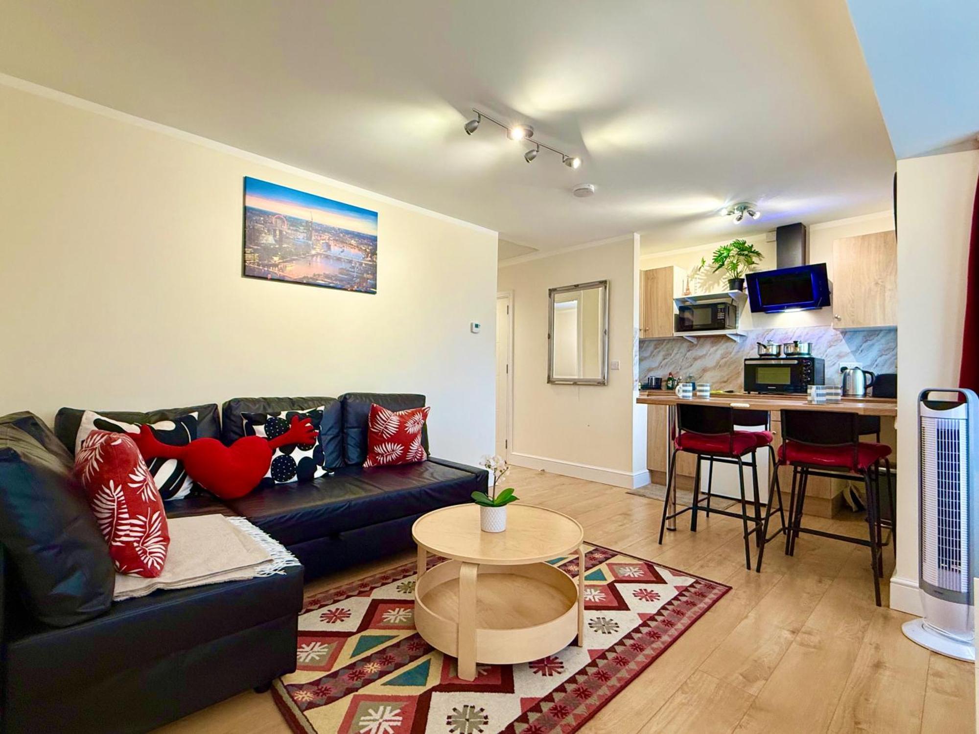 Apartment Sleeps4-freeparking-pets-wifi-london London
